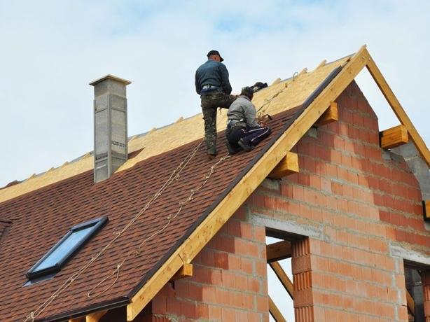 10 Signs You Need a Roofing Company